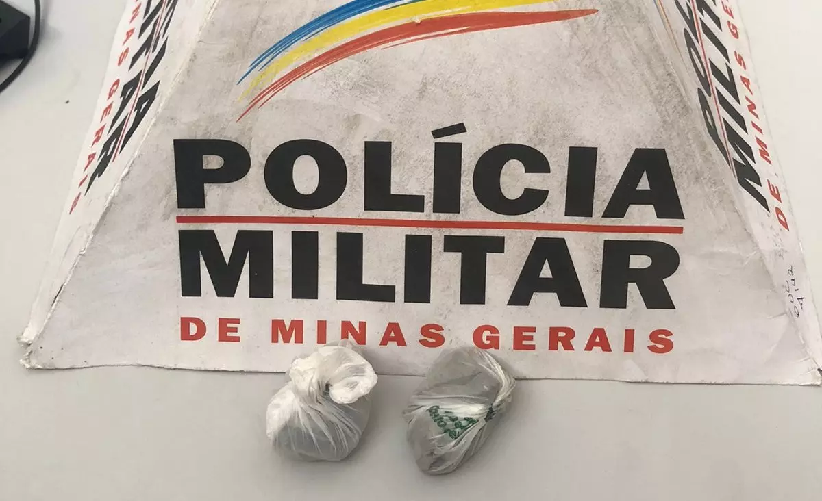 Jovem é preso por tráfico de drogas no Bairro Graminha em Santos Dumont